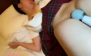 FC2PPV-4818325 黑髮眼鏡妹首嘗電棒狂插