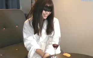 FC2PPV-4921548 變態大叔勾搭清純黑髮美女醉夜