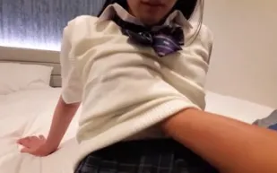 FC2PPV-4734151 脫下制服被愛撫的超絕可愛女孩身體太色情