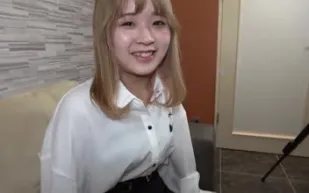 FC2PPV-3234012 自然可愛的女孩卻成了一位老男人的獵物