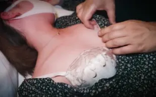 FC2PPV-3178929 醉酒的女大學生被發現昏倒在交流道轉角處