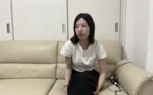FC2PPV-4773576 在新婚夫婦的家裡一邊想著她老公什麼時候回家一邊和淫蕩的人妻做愛最後射在她體內