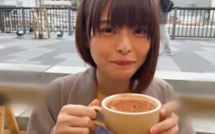 FC2PPV-1847794 在東京一家知名書店工作的短髮黑髮美女