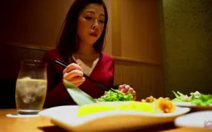 FC2PPV-1750571 我在酒吧被一位超級漂亮的已婚女士搭訕