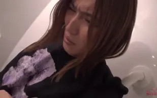 FC2PPV-1693381 在和丈夫購物時被叫走然後被帶到多功能洗手間被灌精後她帶著滴著精液的精液被送回丈夫身邊