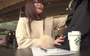 FC2PPV-1369561 在大學門口咖啡館學習的女大學生