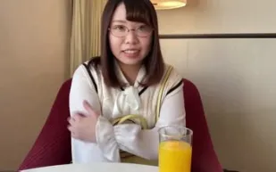 FC2PPV-1343015 戴眼鏡的可愛女孩