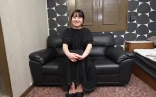 FC2PPV-4568999 婚後與丈夫以外的其他人向年輕妻子展示他完全勃起的雞巴以獲得獎勵