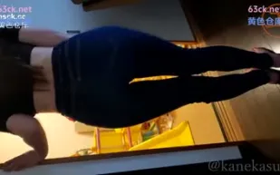 FC2PPV-3113367 苗條年輕人妻在孩子的房間裡被一個男人強X